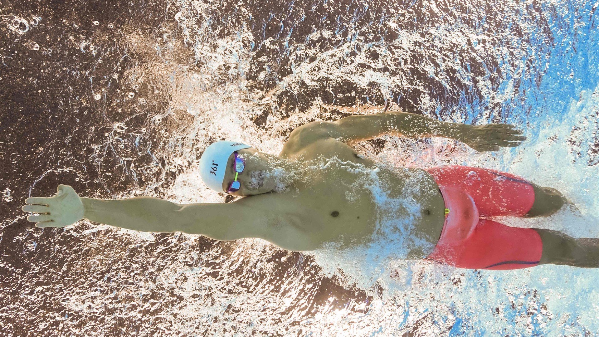 天空跳伞表演,飞越云端感受自由体验,空中跳伞的视频